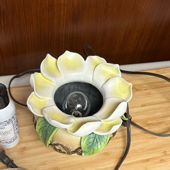 Home interiors Retired fragrance warmer magnolia shaped - Picture 3 of 12